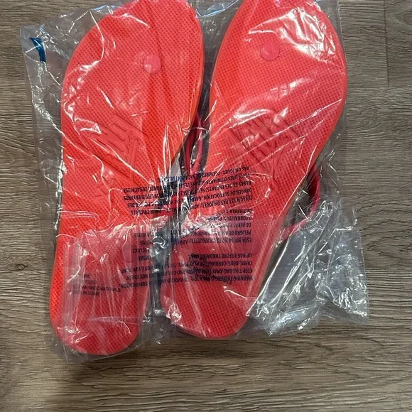 Lilly Pulitzer Mizner Red Pool Flip Flops - Picture 5 of 6